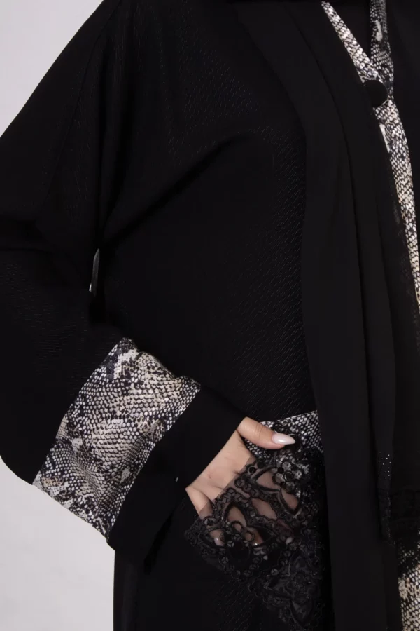 Snakeskin Pattern Abaya with Three Snap Closures